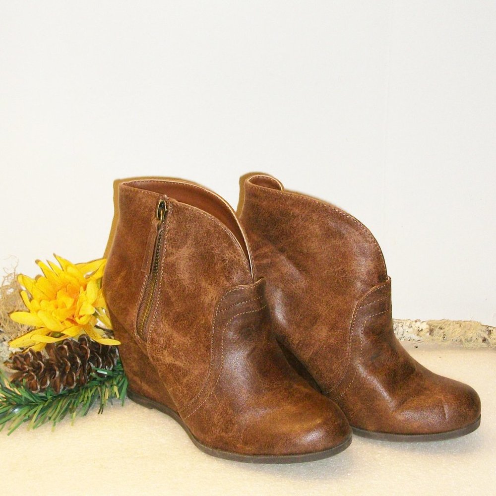 QUPID Sz 5.5 NEW Brown Distressed Look Faux Leather Booties 3 1/4 Wedge Side Zip